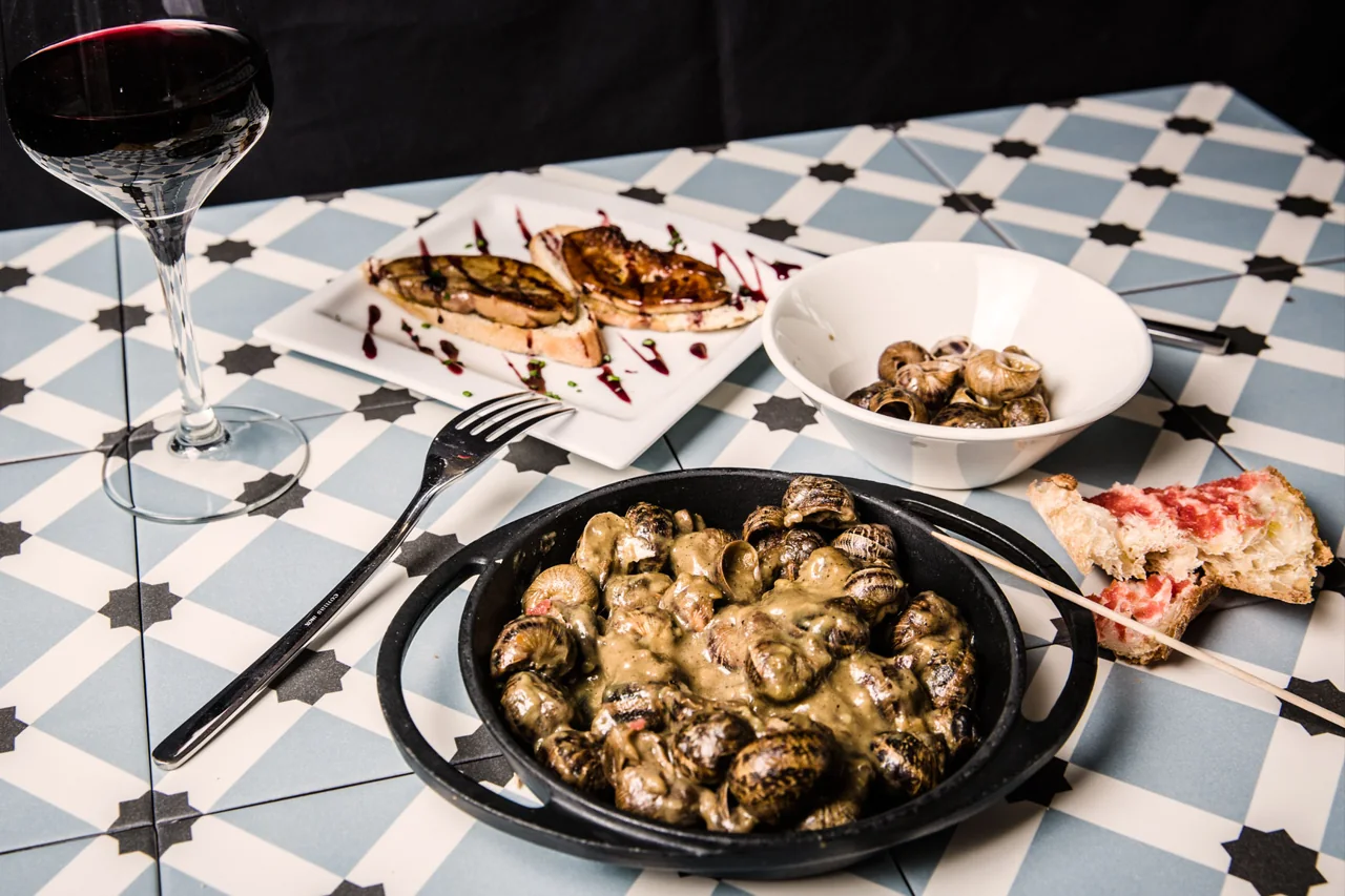 Platos de la cocina de Cantamanyanes en el centro de la mesa