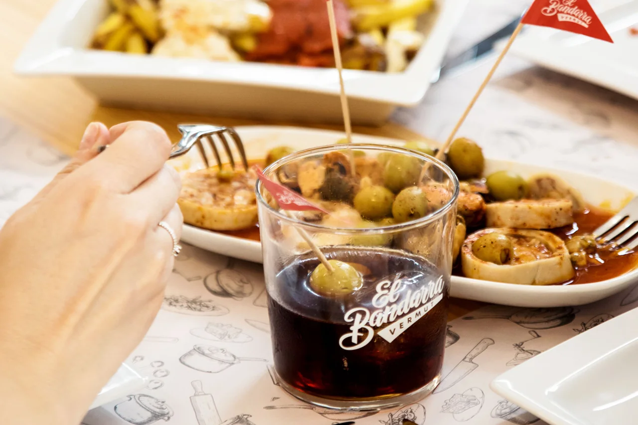 Vermut y tapas en la mesa
